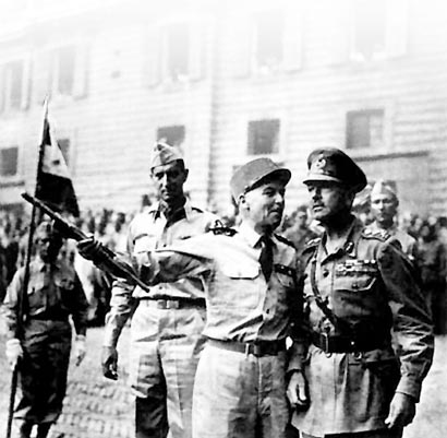 Dans Sienne occupée par les troupes françaises, les généraux Clark, Juin et Alexander