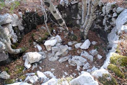 Quelques vestiges des refuges établis pendant la bataille (cote 862)