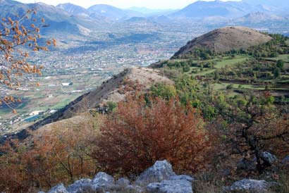 Vue du « Piton sans Nom » sur la vallée de San Elia et au premier plan les cotes 681 et 721 du Belvédère - Photographie FLG – Tous droits réservés